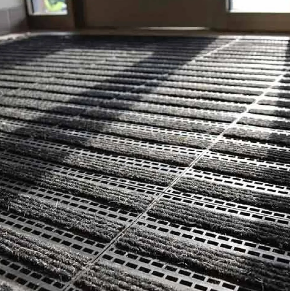 Entrance Linear Tile - 1/2 inch Black w/Charcoal Carpet